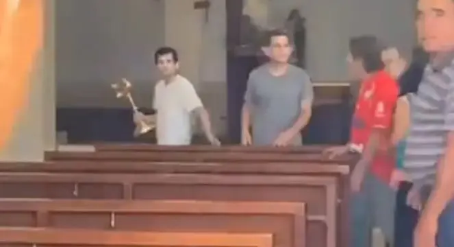 En redes sociales comenzó a circular un video que muestra al hombre causando destrozos en la iglesia. En redes sociales comenzó a circular un video que muestra al hombre causando destrozos en la iglesia.