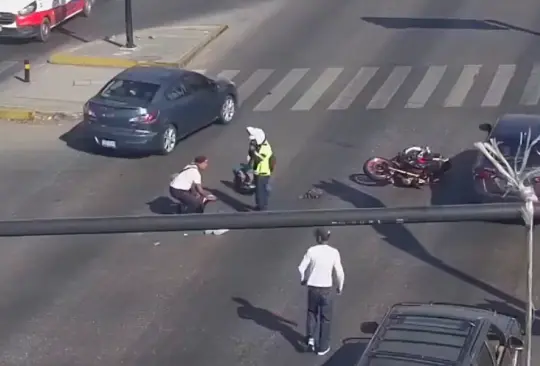 Motociclista da una vuelta prohibida y provoca choque con otra motocicleta | VIDEO