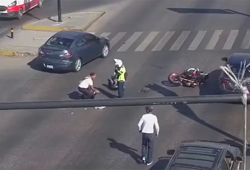 Motociclista da una vuelta prohibida y provoca choque con otra motocicleta | VIDEO Motociclista da una vuelta prohibida y provoca choque con otra motocicleta | VIDEO