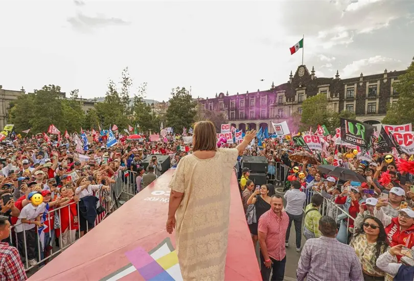 La Marea Rosa se identificó como un acto de campaña en apoyo a Xóchitl Gálvez, candidata presidencial de la alianza conformada por el PAN, PRI y PRD. La Marea Rosa se identificó como un acto de campaña en apoyo a Xóchitl Gálvez, candidata presidencial de la alianza conformada por el PAN, PRI y PRD.