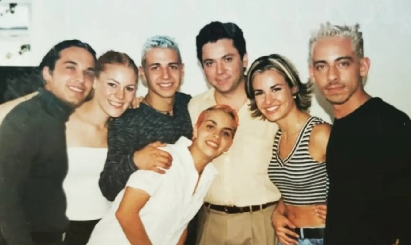 Kabah fue una popular banda mexicana de m&uacute;sica pop que alcanz&oacute; fama en los a&ntilde;os 90. La agrupaci&oacute;n se conform&oacute; en 1992 y se mantuvo en los escenarios hasta 2005, cuando anunciaron su separaci&oacute;n. Aunque en 2017, cinco de sus seis integrantes anunciaron un reencuentro.