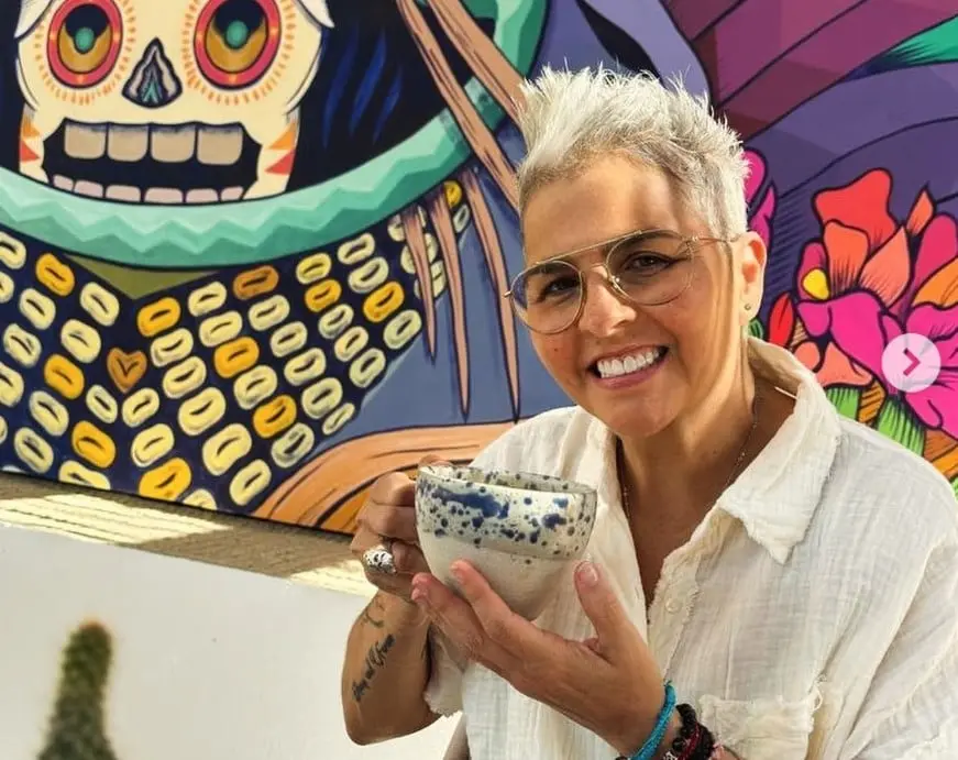 Ahora tiene 52 a&ntilde;os y es madre de dos hijos adoptivos.