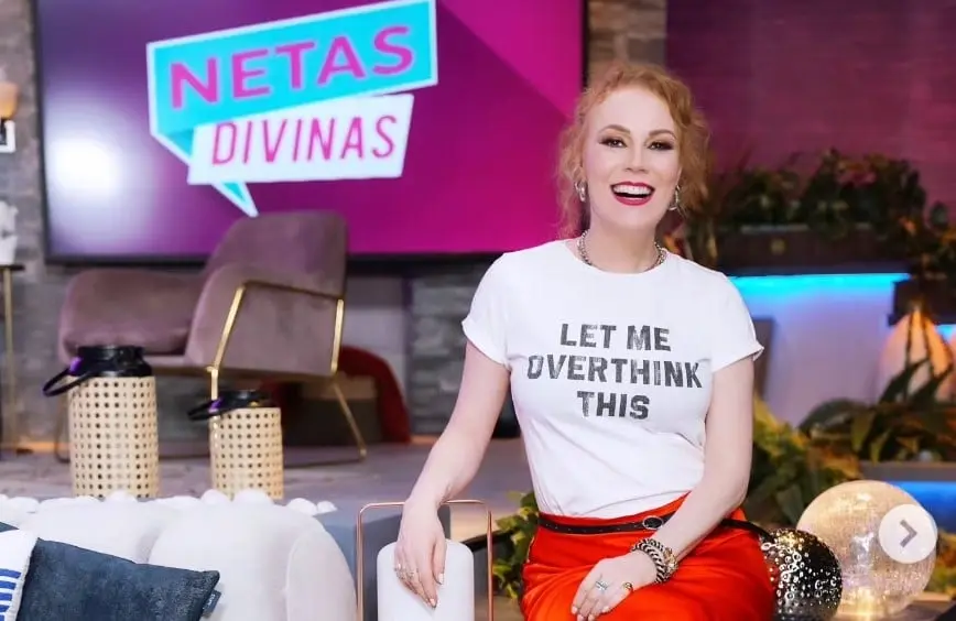 Actualmente es una de las conductoras de 'Netas Divinas'.