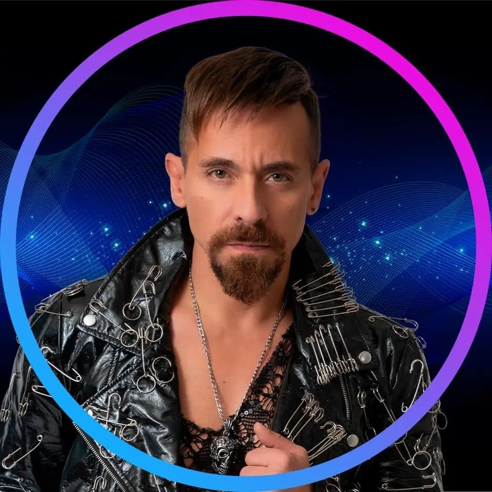 Tambi&eacute;n fue parte de la banda Fabulosos 90&acute;s.