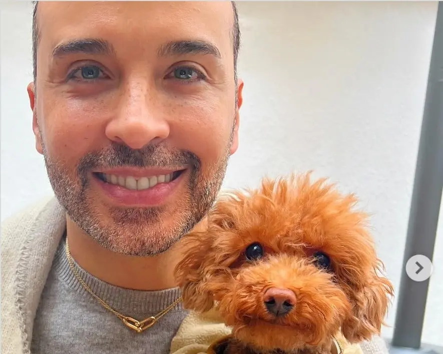 Ahora tiene 47 a&ntilde;os, se describe como fashion blogger, est&aacute; certificado como canalizador de &aacute;ngeles e imparte cursos de sanaci&oacute;n.