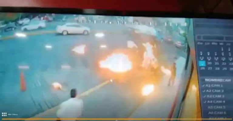 Tragafuegos pelea contra mariachis - Tomada de video