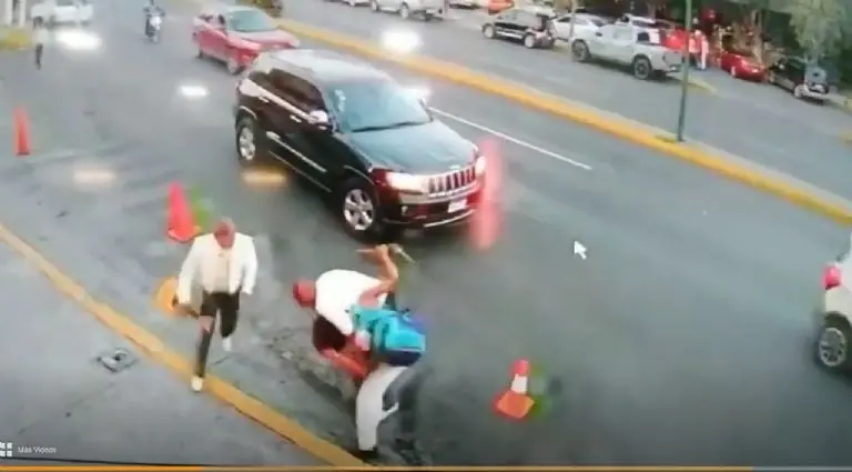 Tragafuegos pelea contra mariachis - Tomada de video