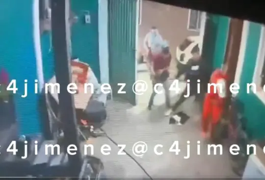 Filtran video del hijo de El Ojos golpeando brutalmente a un hombre