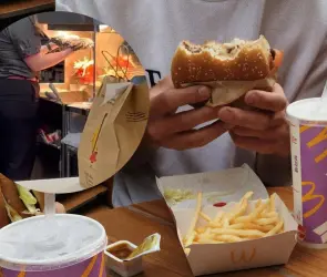 Captan a empleada de McDonalds secando trapeador sucio en estación de papas fritas