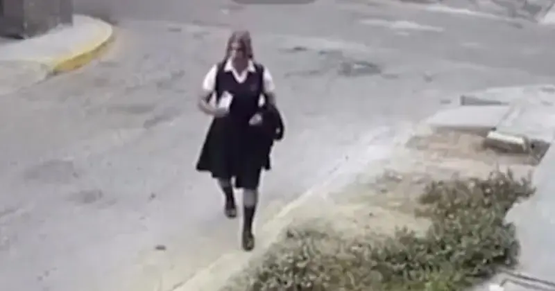 Detiene e inmediatamente liberan a hombre vestido de colegiala que acosaba a estudiantes Detiene e inmediatamente liberan a hombre vestido de colegiala que acosaba a estudiantes