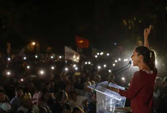 Sheinbaum encabeza mitin nocturno en Benito Juárez a pesar de corte de luz