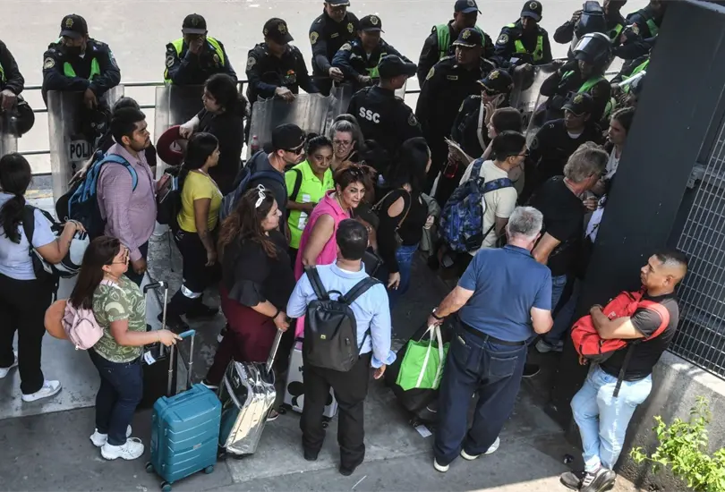 Miembros de la CNTE llegaron al AICM. Miembros de la CNTE llegaron al AICM.