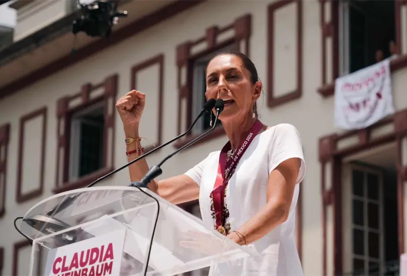 Entre aplausos y saludos cientos de personas recibieron a la abanderada de Morena, PT, PVEM