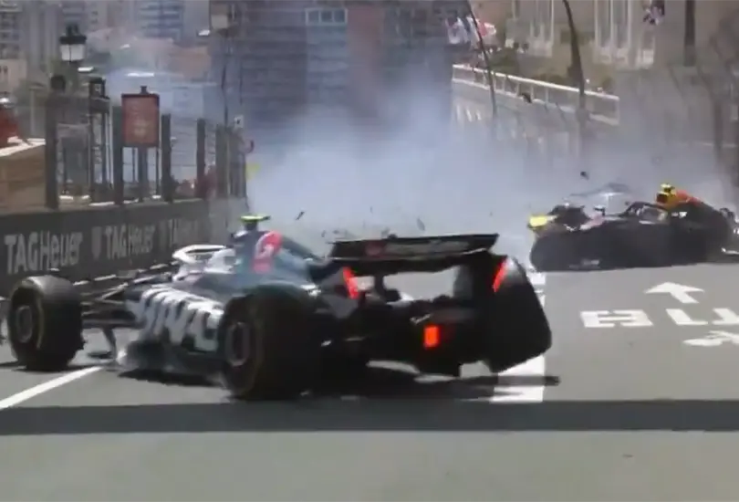 Apenas iniciada la carrera, el caos se desat&oacute; en la pista m&aacute;s prestigiosa del calendario de la F1, resultando en tres autos destrozados y la necesidad de ondear la bandera roja para detener la competencia