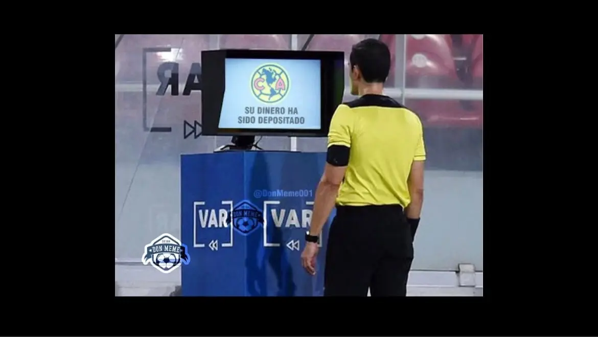 El árbitro revisando su pago por el penal 