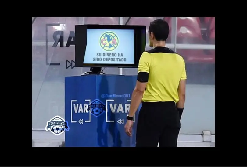 El &aacute;rbitro revisando su pago por el penal 