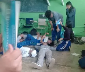 Profesor de matemáticas encierra a sus alumnos en salón a 50 grados; algunos se desmayaron
