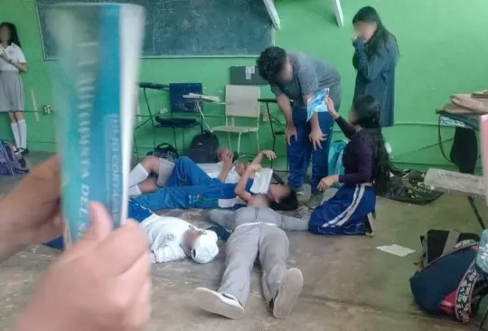 Profesor de matemáticas encierra a sus alumnos en salón a 50 grados; algunos se desmayaron