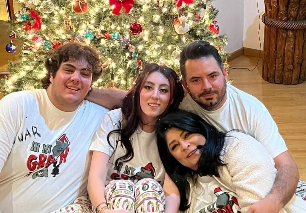 La actriz mexicana se casó en 2001 con el político priista, quien años después se convirtió en gobernador de Hidalgo. Fruto de su matrimonio nacieron sus hijos: Victoria y Anuar Fayad.