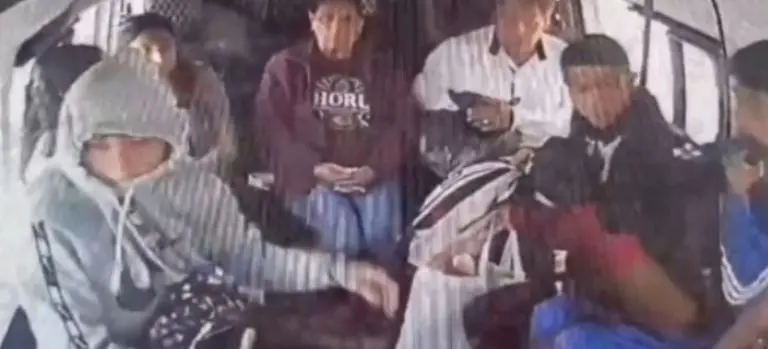 Cámaras de videovigilancia captaron el robo en una combi en Naucalpan Créditos: Especial