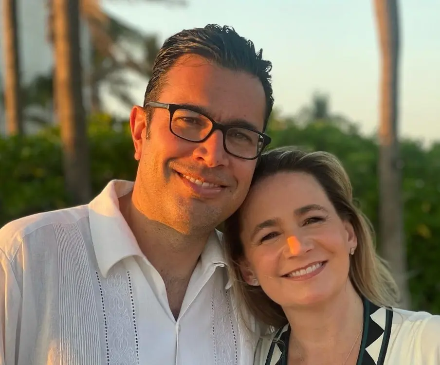 Actualmente tiene 48 años, está casada con Juan Quiroga y tienen dos hijos. 