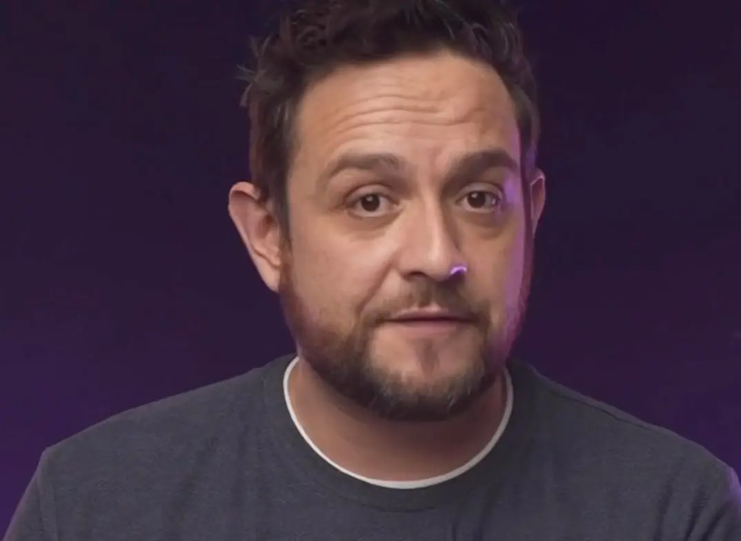 Es hijo de Gus y era el conductor más joven del programa.