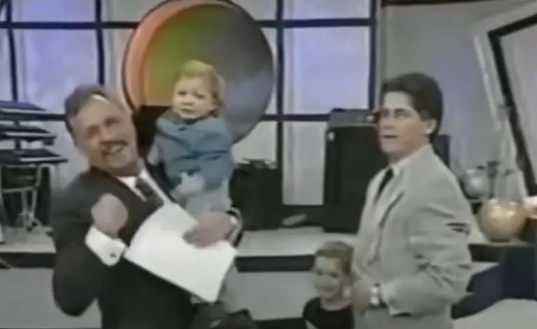 Paco Stanley con el hijo de Mario (YouTube)