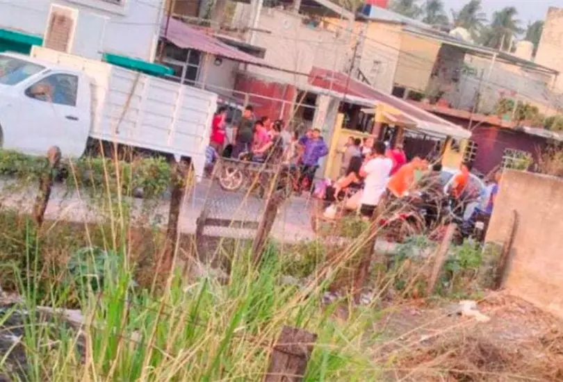 Al lugar de los hechos llegó una ambulancia para buscar salvar al joven Al lugar de los hechos llegó una ambulancia para buscar salvar al joven