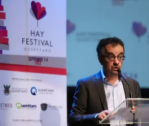 Difunden video por el que despidieron al embajador de Reino Unido en México; apunta con un arma a trabajador