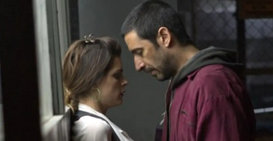 Las oscuras primaveras (21 de junio). Un hombre y una mujer que, sin hablar, se besan en la oscuridad de un s&oacute;tano, con prisa y furia, como si fuera el fin del mundo. 