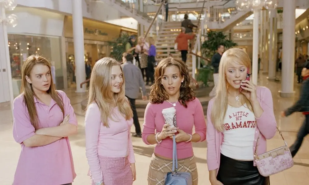 Chicas pesadas (04 de junio). Cuando Cady llega de la jungla a estudiar en la ciudad, las chicas m&aacute;s populares la invitan a su grupo y recibe un curso intensivo de la vida en la escuela. 