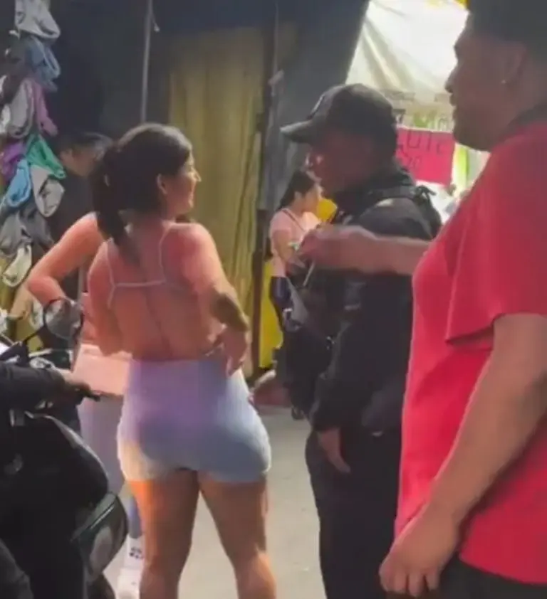 Sin pudo alguno, las jóvenes bailaron frente a los oficiales Créditos: Captura de pantalla