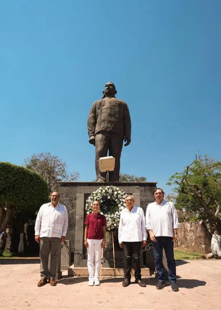 Junto al ingeniero y sus hijos se tomó una foto en el monumento a Lázaro CárdenasFoto: X: @Claudiashein