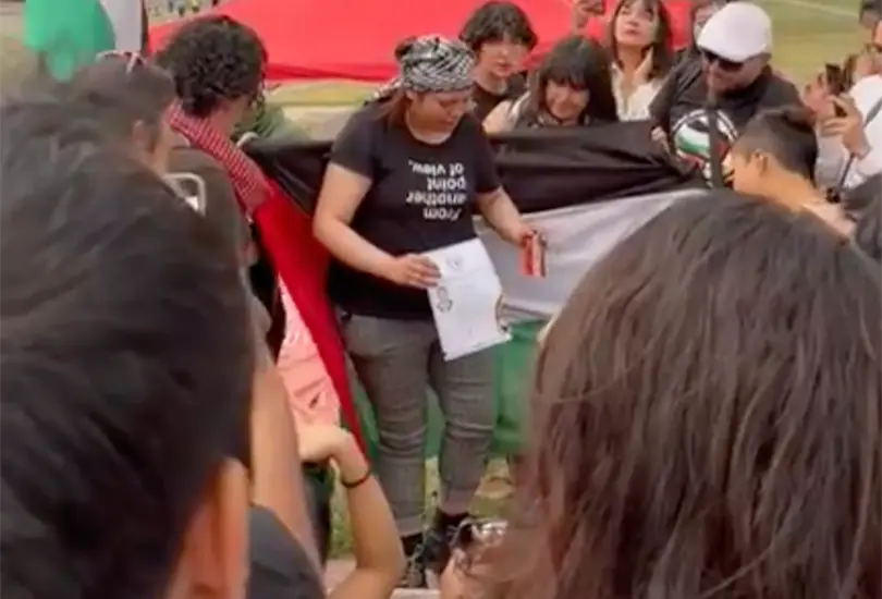 Una egresada de la UNAM quem&oacute; su t&iacute;tulo universitario como una forma de exigir a la m&aacute;xima casa de estudios que se pronuncie en contra de los ataques israel&iacute;es en la Franja de Gaza.