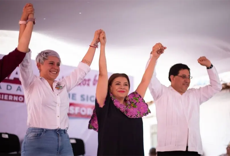 Clara Brugada recibe bast&oacute;n de mando de pueblos originarios en Xochimilco