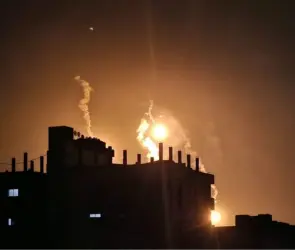 Imágenes impactantes: Israel bombardea ciudad de Rafah donde vivían familias enteras