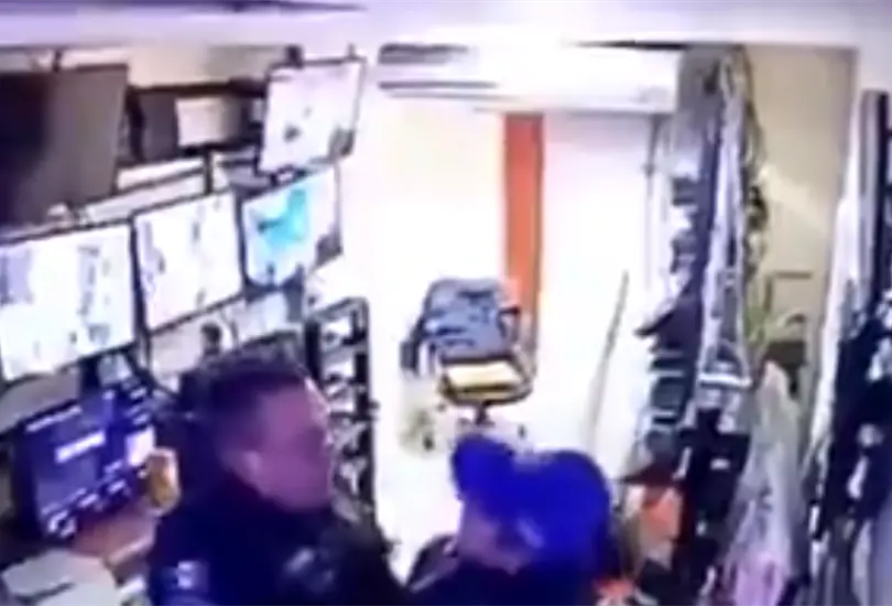 Los policías fueron captados teniendo intimidad. Los policías fueron captados teniendo intimidad.