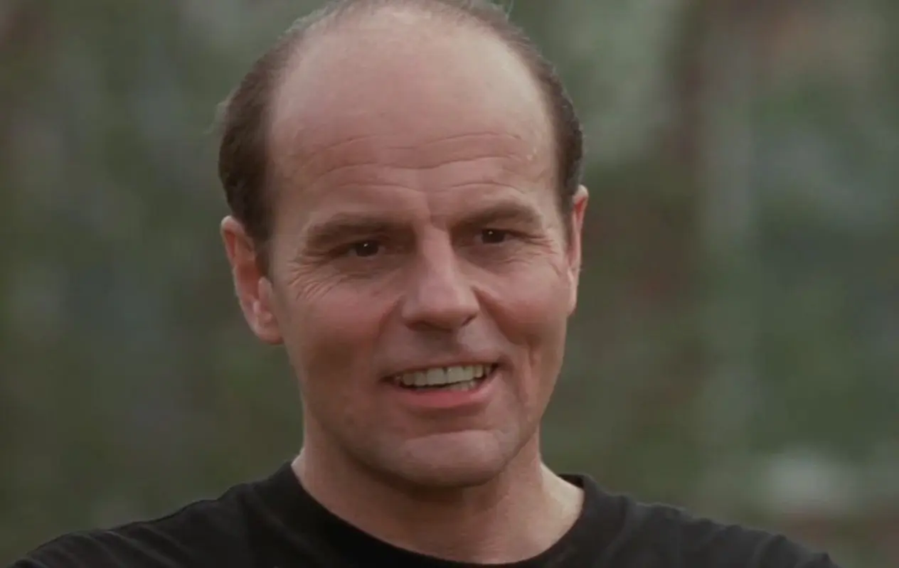 Michael Ironside interpret&oacute; al Coronel Dugan.