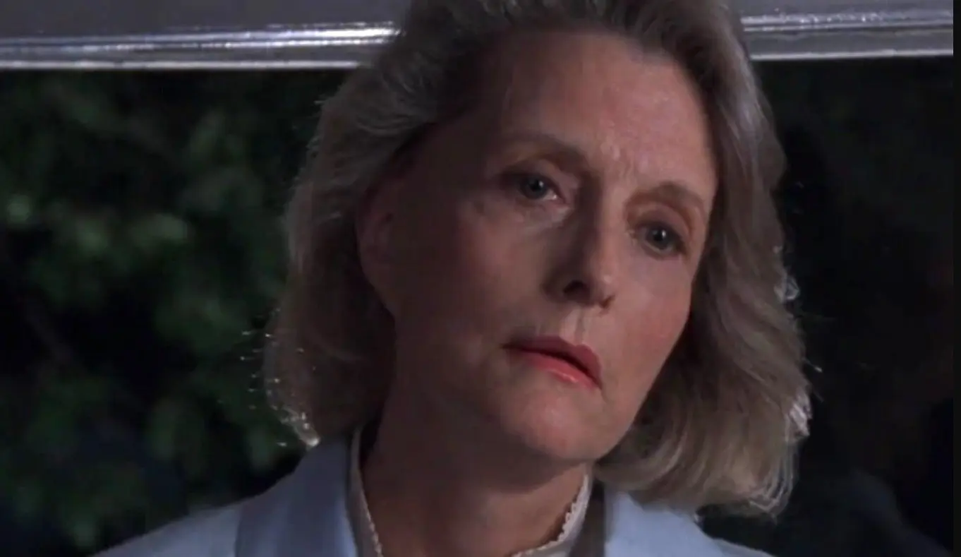 Constance Towers interpret&oacute; a Louisa Pierce, la abuela de Julie.
