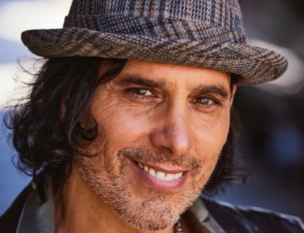 Abandon&oacute; la actuaci&oacute;n y ahora se desempe&ntilde;a como escritor. Tambi&eacute;n es director de cine.