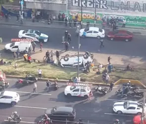 Accidente en Calzada Zaragoza: Detienen a chofer de la combi que volcó y dejó sin vida a 2 personas