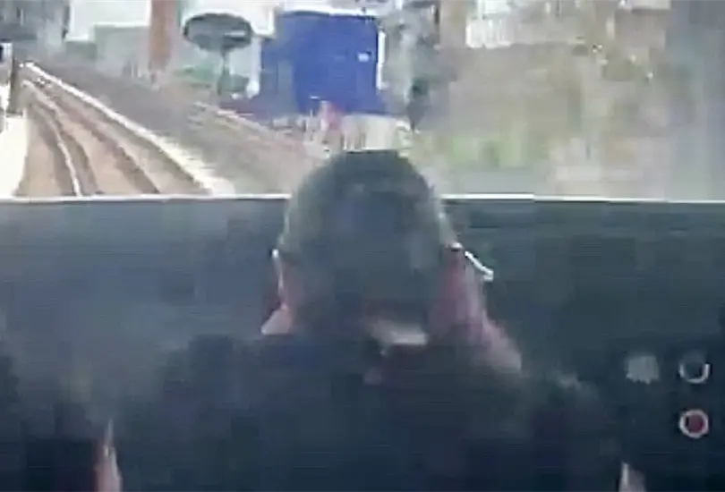 Esc&aacute;ndalo en el Metro de la CDMX: conductora maquill&aacute;ndose mientras manejaba desata pol&eacute;mica