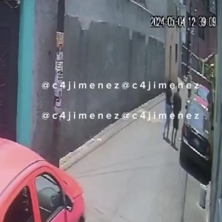 La mujer fue auxiliada por un chico que se encontraba pasandoFoto: X @c4jimenez
