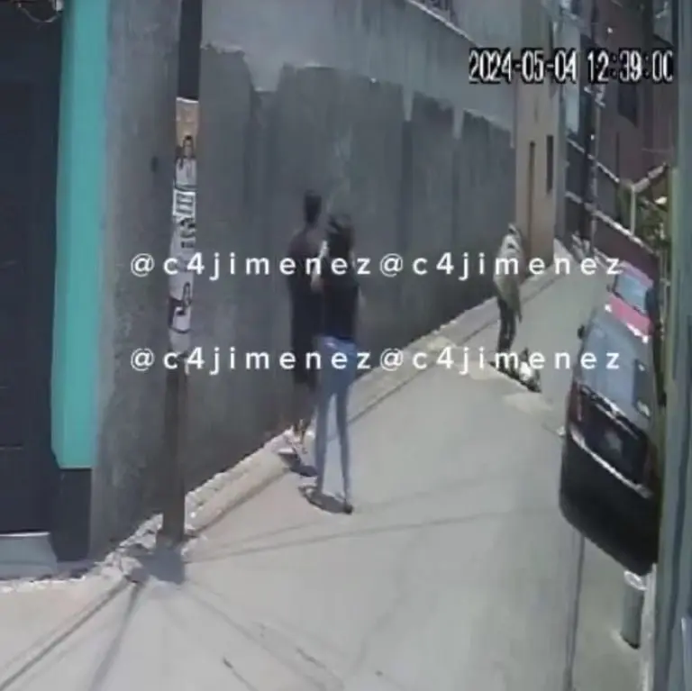La mujer siguió su camino sin voltear atrásFoto: X @c4jimenez