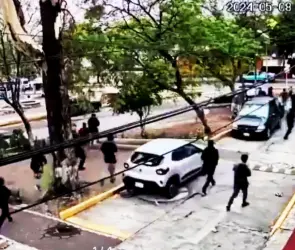 VIDEO: Así fue el momento en que porros atacaron con palos, piedras y petardos a alumnos de CCH Naucalpan