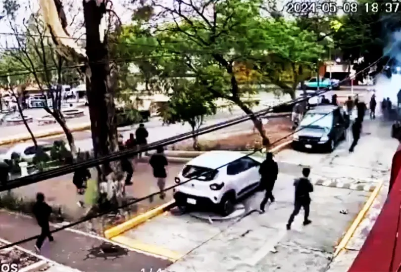 As&iacute; fue el momento en que porros atacaron con palos, piedras y petardos a alumnos de CCH Naucalpan 