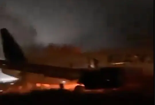 Un avión de la aerolínea Transair sufrió un incidente al salirse de la pista en el aeropuerto internacional Blaise-Diagne de Dakar, la capital de Senegal. Un avión de la aerolínea Transair sufrió un incidente al salirse de la pista en el aeropuerto internacional Blaise-Diagne de Dakar, la capital de Senegal.