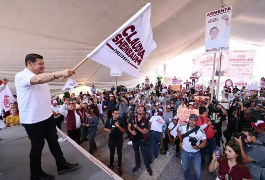 El candidato fue bien recibido por las personas en aquella conferencia de prensa donde difundió la creación del Banco de la Mujer