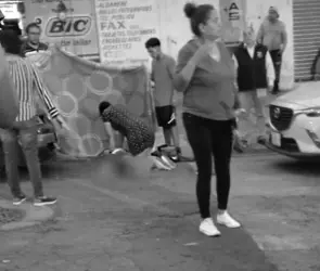 IMÁGENES FUERTES: captan a profesora intentando salvar desesperadamente a alumno fallecido de la UNAM