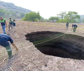 Aparece mega socavón en la comunidad de Ahuatepec en Tlapa, Guerrero